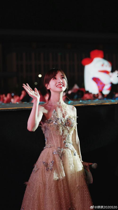 裸睡女明星视频_视频明星女裸睡图片_女艺术家裸睡铁丝床视频