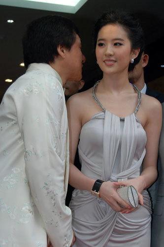 成龙抱过那些女明星_刘亦菲被成龙非礼事件_成龙非礼过的女明星数量