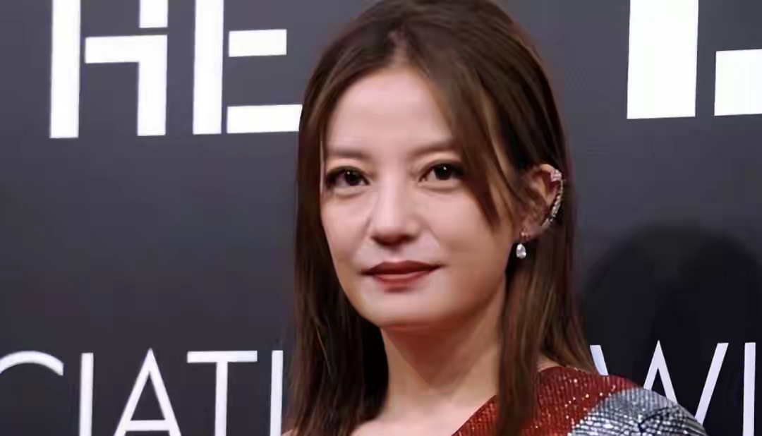 赵薇复出之路受阻分析_赵薇直播画面黑屏事件_热点明星直播近期,